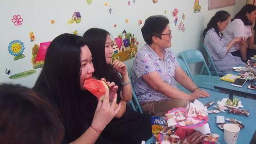 两个人吃瓜的娱乐,明星们的甜蜜与纠葛