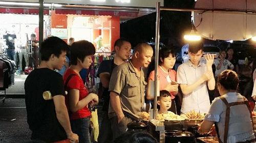 娱乐吃瓜酱摆摊视频大全,美食创业新风尚