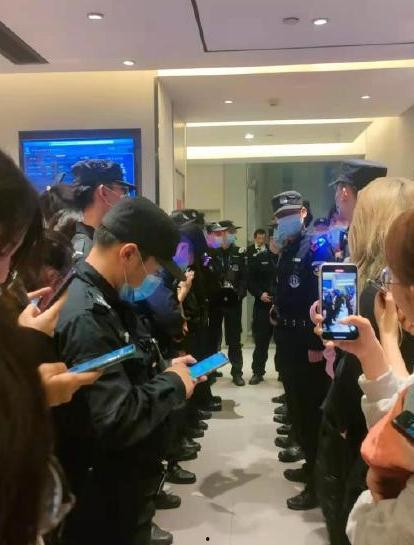 娱乐吃瓜群众郭老师,从网络红人到争议人物，她的成名之路与争议
