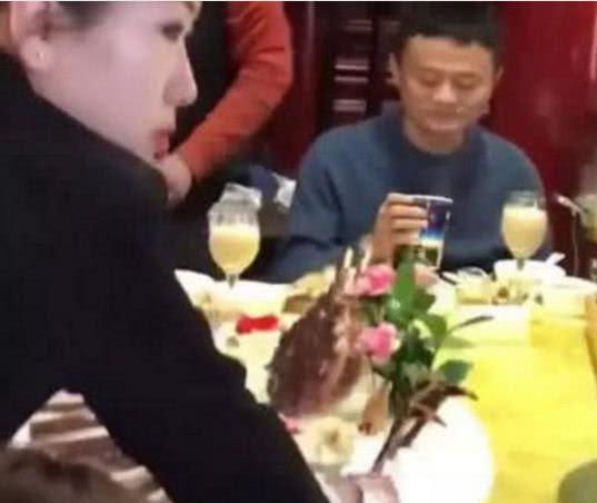 吃瓜娱乐倒水视频,娱乐圈搞笑搭档默契互动引热议